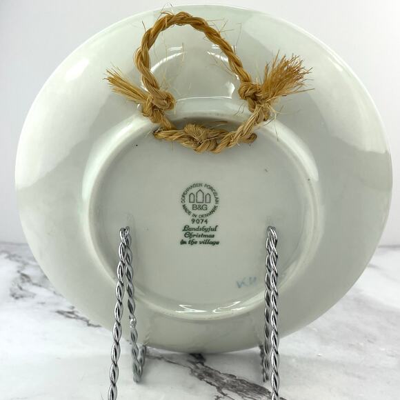 Bing & Grondahl Landsbyjul Swan Christmas in the Village Collector's Plate 9074 - Picture 7 of 10